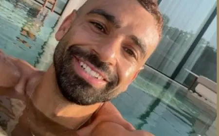 محمد صلاح يشارك لحظات استجمامه في حمام السباحة مع أسرته خلال الإجازة