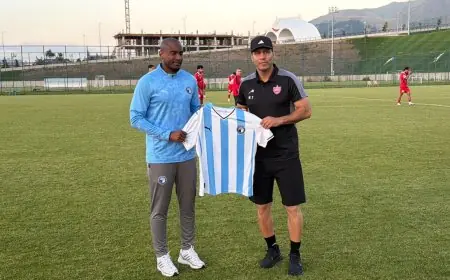 موكوينا يقدم قميص بيراميدز كهدية لمدرب بيرسبوليس الإيراني عقب المباراة الودية في تركيا