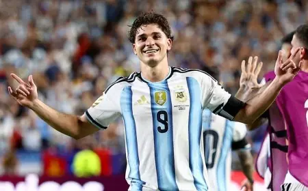 برشلونة في مأزق: هل تتلاشى فرص التعاقد مع النجم خوليان ألفاريز؟