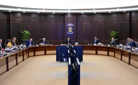 رئيس الوزراء مدبولي يتابع إنجازات السيطرة على حريق السفينتين في ميناء دمياط
