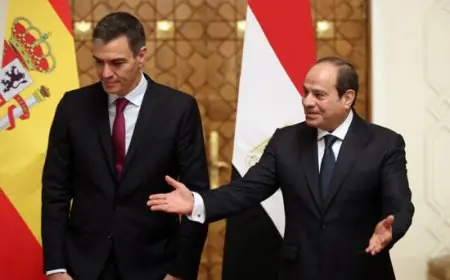 رئيس الوزراء الإسباني يعبر للرئيس السيسي عن إدانة إسبانيا لحادث سفينتي دمياط