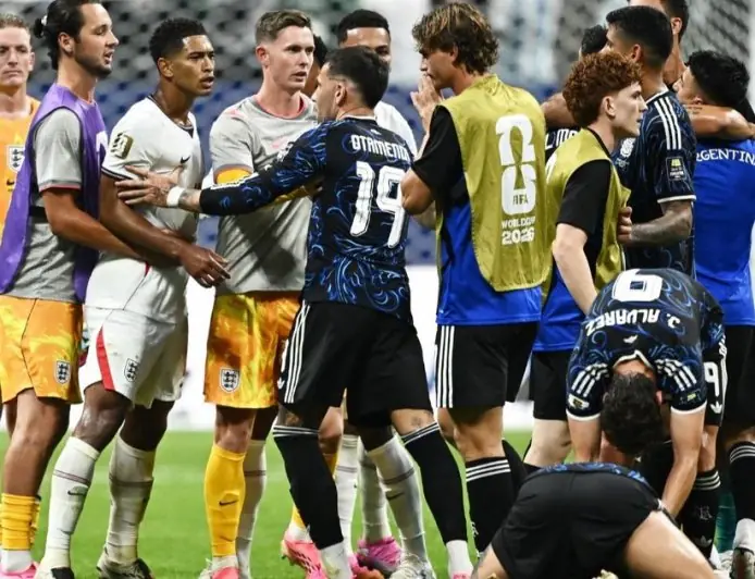 بيلينغهام يضرب لاعبًا أرجنتينيًا ويقدم اعتذارًا لجماهير إنجلترا