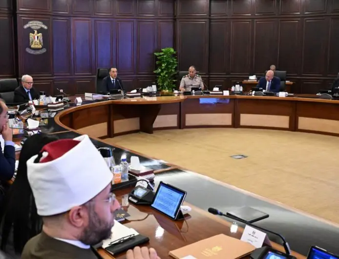 الحكومة تكشف أن حريق سفينتين في ميناء دمياط ناتج عن هجوم بطائرة مسيرة أمس