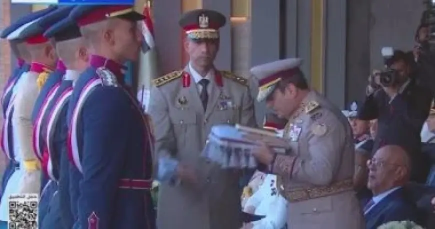 السيسي يقوم بتسليم علم القوات المسلحة لقائد حرس الشرف ليرتفع فوق مقر القيادة الاستراتيجية