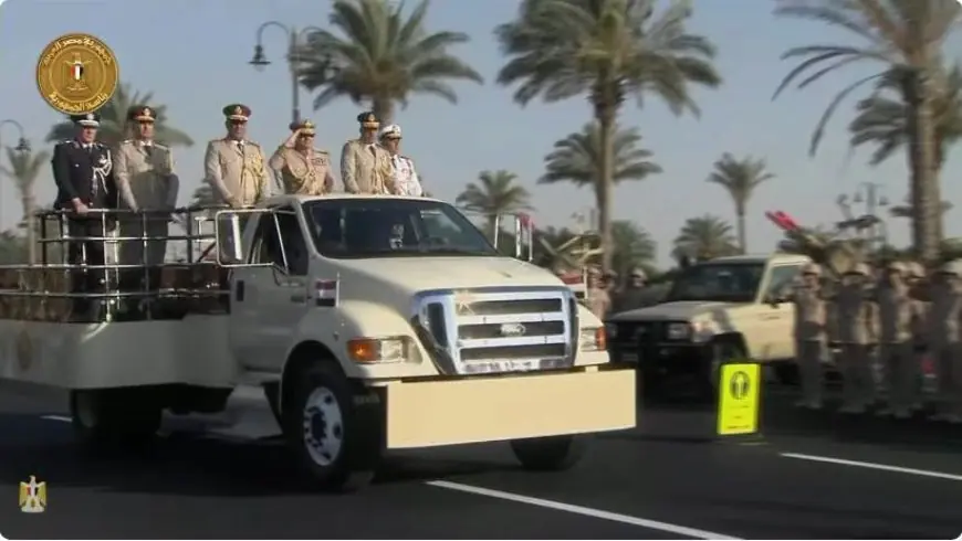 الرئيس السيسي يلقي التحية العسكرية لأبطال القوات المسلحة في افتتاح مقر القيادة الاستراتيجية بالعاصمة الإدارية الجديدة