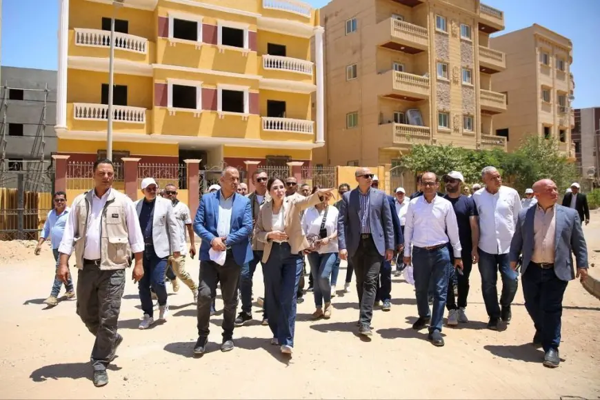 وزيرة الإسكان تواصل التفاعل المباشر مع سكان الحي المتميز ببدر وتصدر توجيهاتها بحل سريع للمشكلات