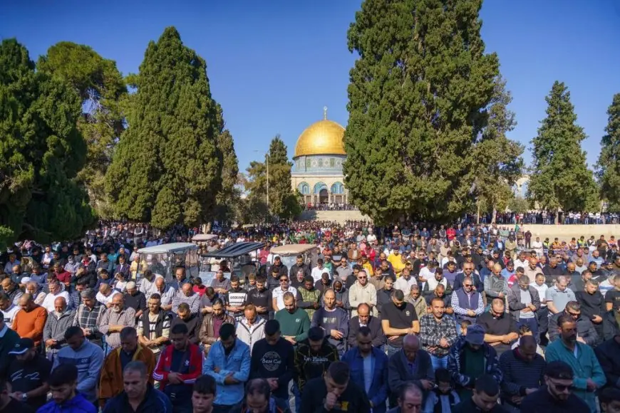 خمسون ألف مصل يشدون الرحال إلى المسجد الأقصى لأداء صلاة الجمعة رغم قيود الاحتلال