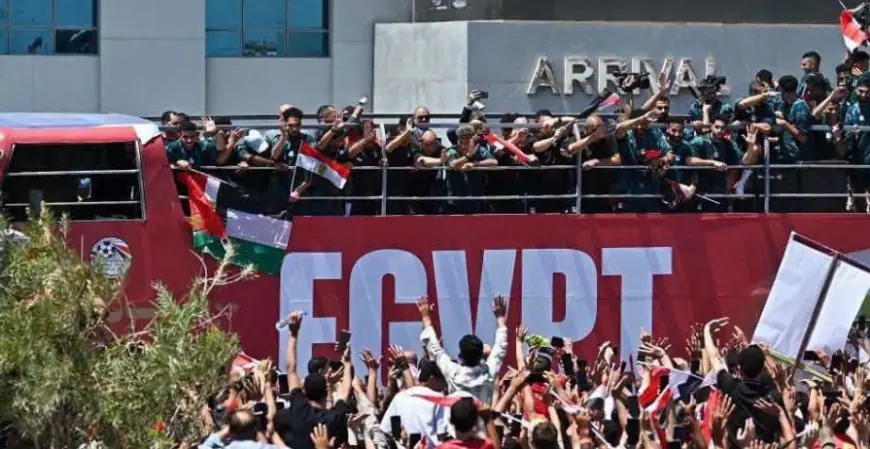 منتخب مصر يستقبل بالأبطال في العلمين ويجذب اهتمام وسائل الإعلام العالمية
