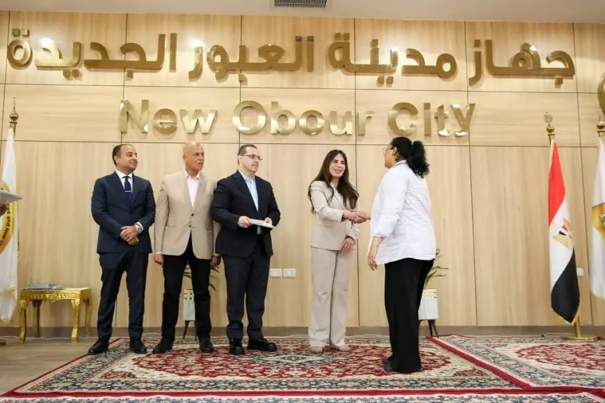 وزيرة الإسكان تسلم عقود توفيق أوضاع الأراضي المضافة في العبور الجديدة والشروق لتعزيز التنمية العمرانية