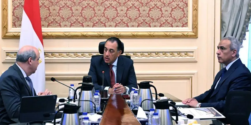 مدبولي يناقش تقدم إنشاء مبنى الركاب 4 في مطار القاهرة الدولي