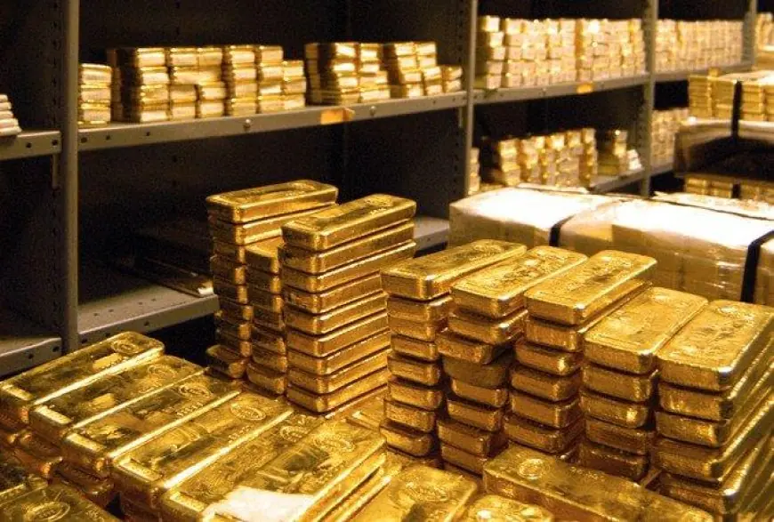 هبوط أسعار الذهب عالميًا بنسبة 2% اليوم نتيجة تأثير النفط والتوترات الجيوسياسية