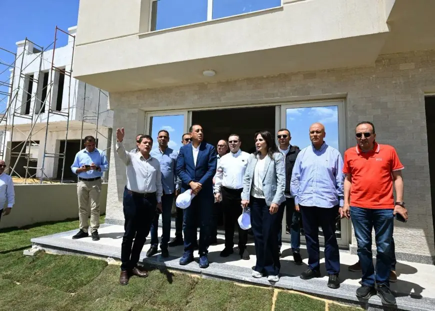 رئيس الوزراء يستعرض مشروع M8 by the Lake بمحطة تجديد المياه على البحيرات الجنوبية