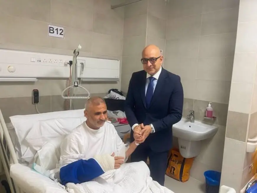 قنصل مصر في الكويت يزور المواطن المصري المصاب جراء الاعتداء الإيراني