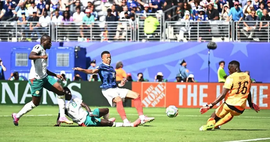 فضيحة جديدة تهز معسكر السنغال في كأس العالم وميندي يتكبد العواقب