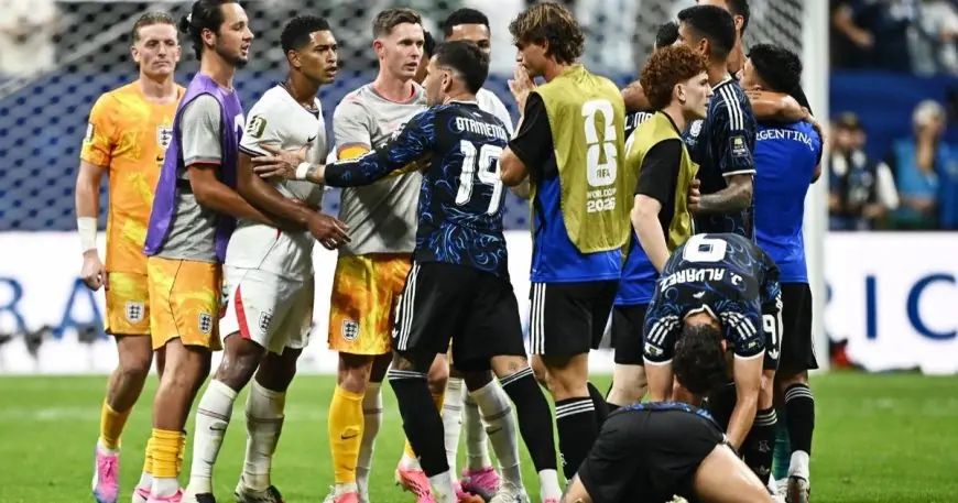 بيلينغهام يضرب لاعبًا أرجنتينيًا ويقدم اعتذارًا لجماهير إنجلترا