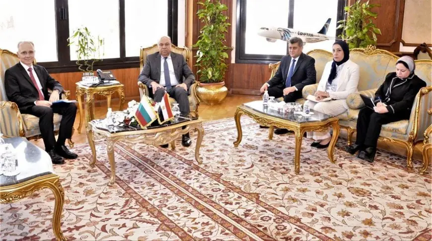 وزير الطيران يناقش تعزيز التعاون الجوي مع سفير بلغاريا