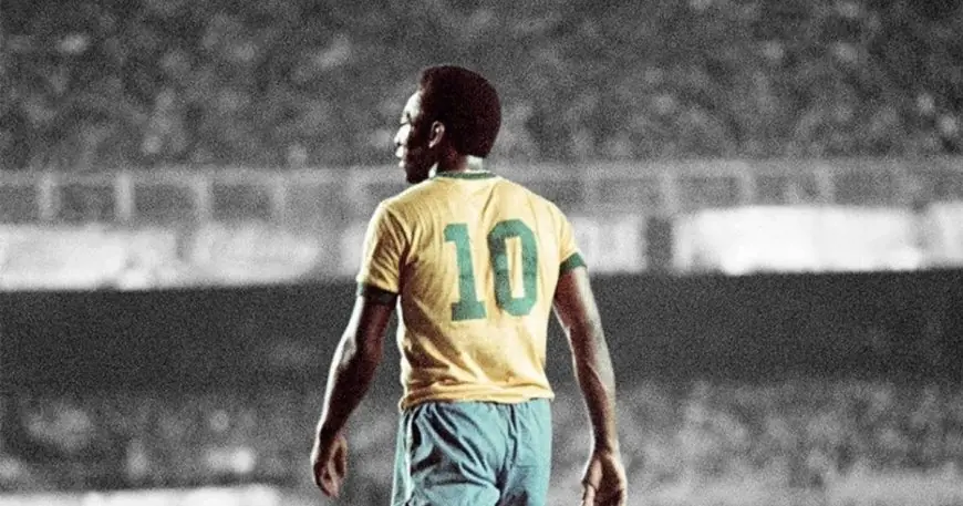 بيع قميص بيليه الأيقوني من نهائي كأس العالم 1958 بسعر قياسي مذهل