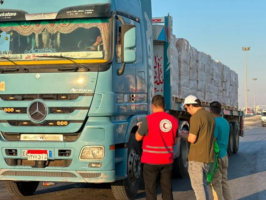 الهلال الأحمر يعزز التضامن مع الفلسطينيين بإرسال قافلة زاد العزة 238 بالمساعدات الغذائية والطبية والإغاثية