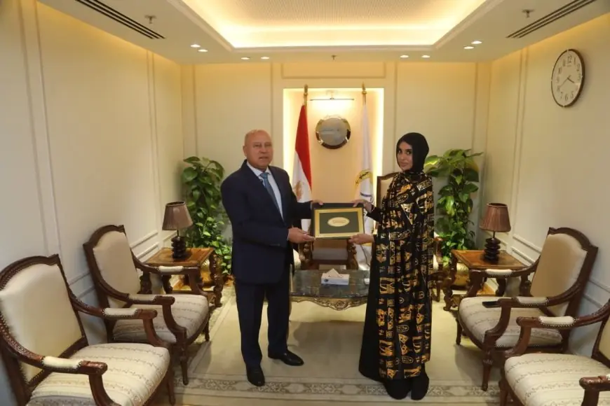 وزير النقل يكرم ليلى الأنصاري لشجاعتها في حماية القطار من الحجارة ويمنحها عقد عمل تكريما لوطنيتها