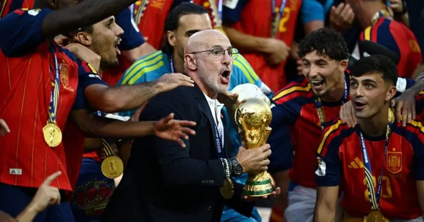 دي لا فوينتي يفوز بكأس العالم رغم كونه خارج قائمة أغنى 10 مدربين