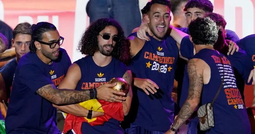 كوكوريا يشعل حماس جماهير الأرجنتين في احتفالات تتويج إسبانيا