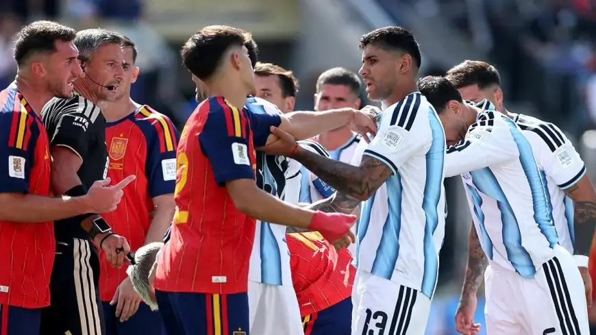 خطأ تقني يتسبب في إشاعات عن طرد باريديس وفيفا ينفي في نهائي كأس العالم