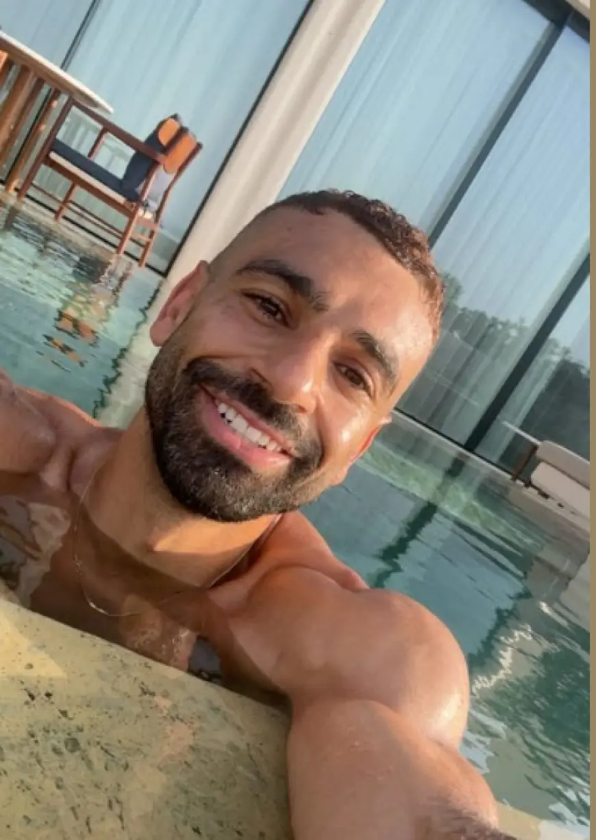 محمد صلاح يشارك لحظات استجمامه في حمام السباحة مع أسرته خلال الإجازة