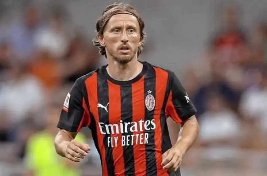 ميلان يمدد عقد لوكا مودريتش حتى صيف 2027 رسميًا