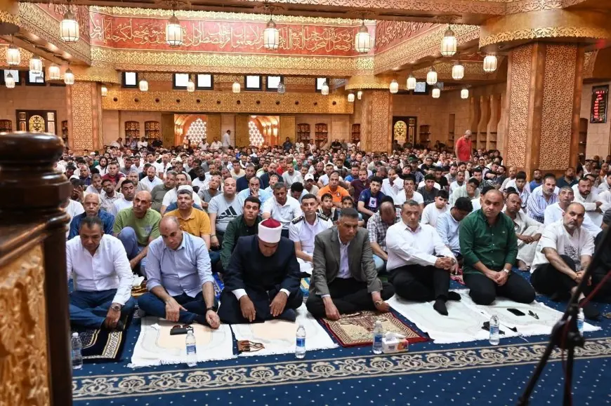 محافظ جنوب سيناء يؤدي صلاة الجمعة في مسجد الصحابة بشرم الشيخ لجذب المزيد من الزوار