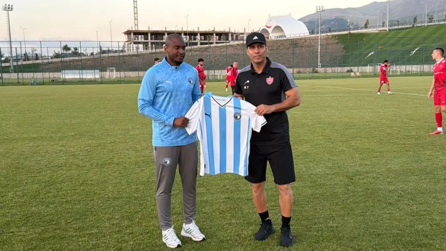 موكوينا يقدم قميص بيراميدز كهدية لمدرب بيرسبوليس الإيراني عقب المباراة الودية في تركيا
