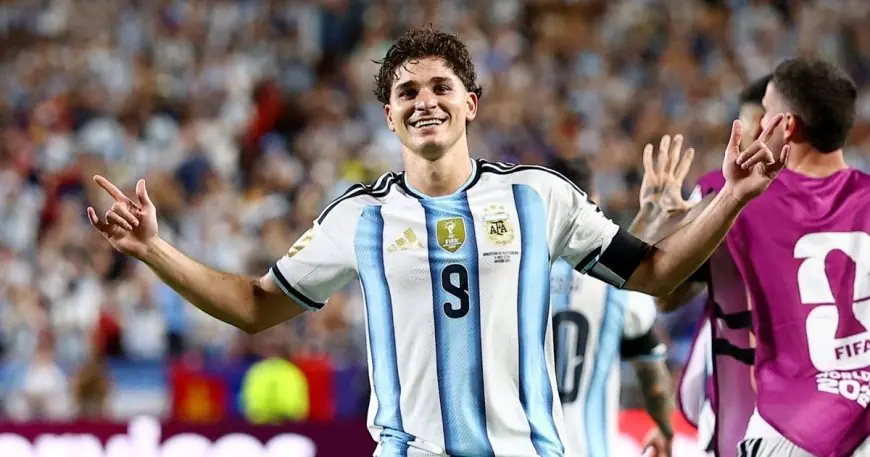 برشلونة في مأزق: هل تتلاشى فرص التعاقد مع النجم خوليان ألفاريز؟