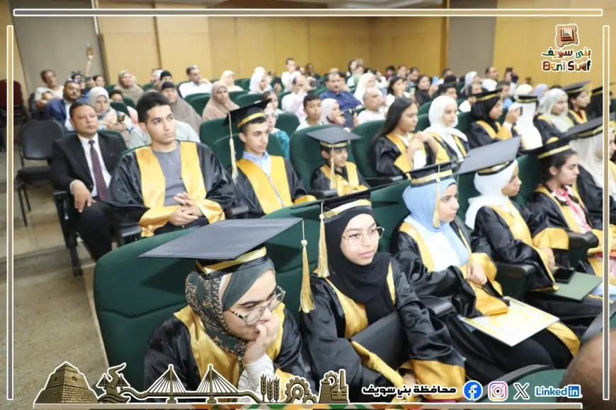 زيارة وكيل وزارة التعليم لمنزل الطالب المميز مروان حداد لتهنئته بتحقيق المركز الرابع على مستوى الجمهورية في الشعبة علوم
