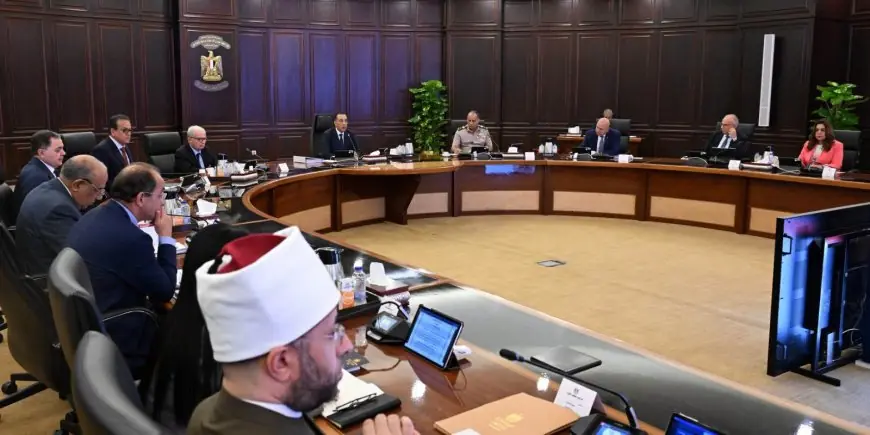 الحكومة تكشف أن حريق سفينتين في ميناء دمياط ناتج عن هجوم بطائرة مسيرة أمس