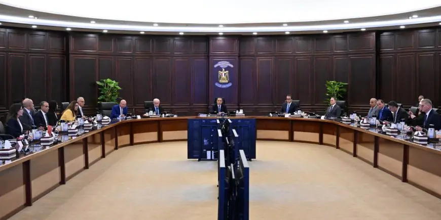رئيس الوزراء مدبولي يتابع إنجازات السيطرة على حريق السفينتين في ميناء دمياط