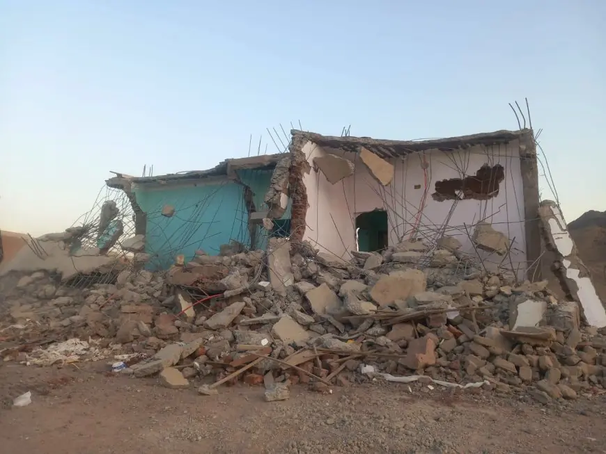 رئيس مدينة سفاجا يشرف على هدم منازل العشوائيات بمنطقة زرزارة وتجديد البنية التحتية