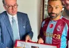 محمد صلاح يتلقى سيفًا وسكاكين وقطعة أرض كهدايا استثنائية في تركيا
