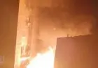 حريق هائل يلتهم 600 سيارة في ساحة للشرطة الإسرائيلية قرب الخليل