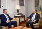 وزير الخارجية ونائب وزير الخارجية الأمريكي يناقشان استراتيجيات تخفيف التوتر في المنطقة