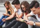 تأثيرات السوشيال ميديا على الصحة النفسية للشباب وكبار السن وكيف تؤدي المقارنات إلى التهديد