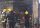 محافظ دمياط يراقب عن كثب عمليات إخماد حريق مصنع المشبك في كفر البطيخ