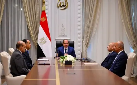 الرئيس السيسي يبحث التطورات مع رئيس الوزراء ووزير النقل ومستشار التخطيط في العلمين