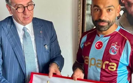 محمد صلاح يتلقى سيفًا وسكاكين وقطعة أرض كهدايا استثنائية في تركيا
