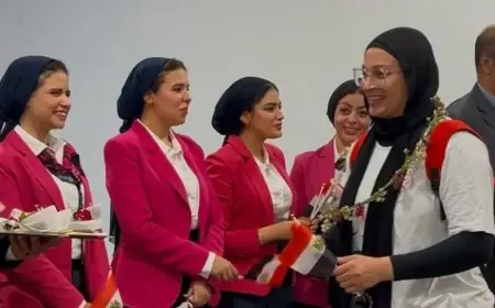 زهور وشوكولاتة في استقبال مبهر لبعثة منتخب ناشئات مصر في مطار القاهرة بعد إنجاز مونديال مذهل