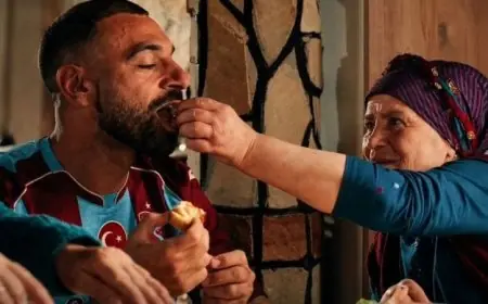 سيدة تُعلن عن محمد صلاح في تركيا: «يشبه ابني ويبتسم طوال الوقت وأرغب في رؤية زوجته»