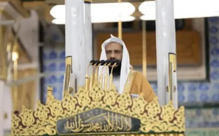 إمام المسجد النبوي يوضح أهمية الحياء كحاجز يحمي من المعاصي ويفسر ما يحدث عند فقدانه