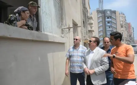 محافظ بورسعيد يوقف جولته بالمنطقة الخامسة للحديث مع زوجين مسنين في لفتة إنسانية