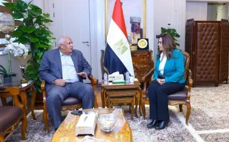 منال عوض ومحافظ مطروح يناقشان تطوير منظومة المخلفات وملفات التصالح والتقنين