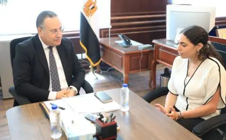 وزير التعليم العالي يكرم الطالبة هيا عمرو لإنقاذها مصابي حادث أرابيلا بلازا