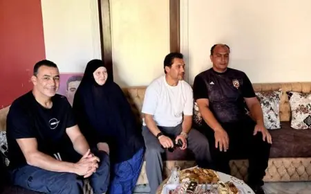 زيارة مؤثرة لعصام الحضري إلى والدة الأسطورة محمد عبد الوهاب في الفيوم