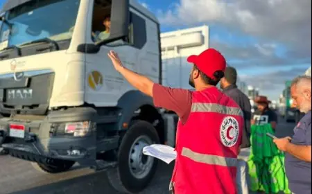 الهلال الأحمر يطلق قافلة زاد العزة لدعم غزة بـ259 حاملة مساعدات غذائية وإغاثية وطبية